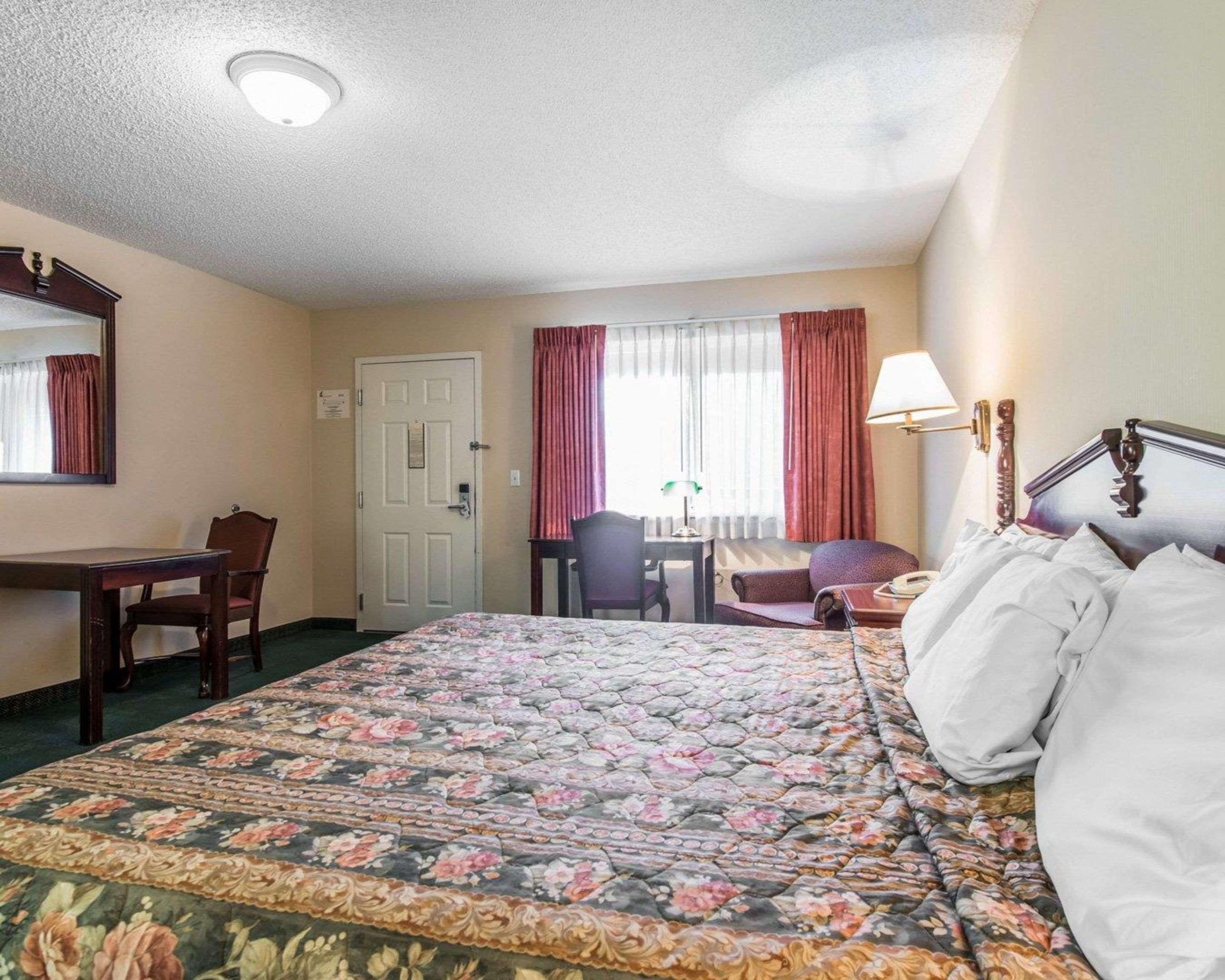 Econo Inn&suites Hotel 2*
