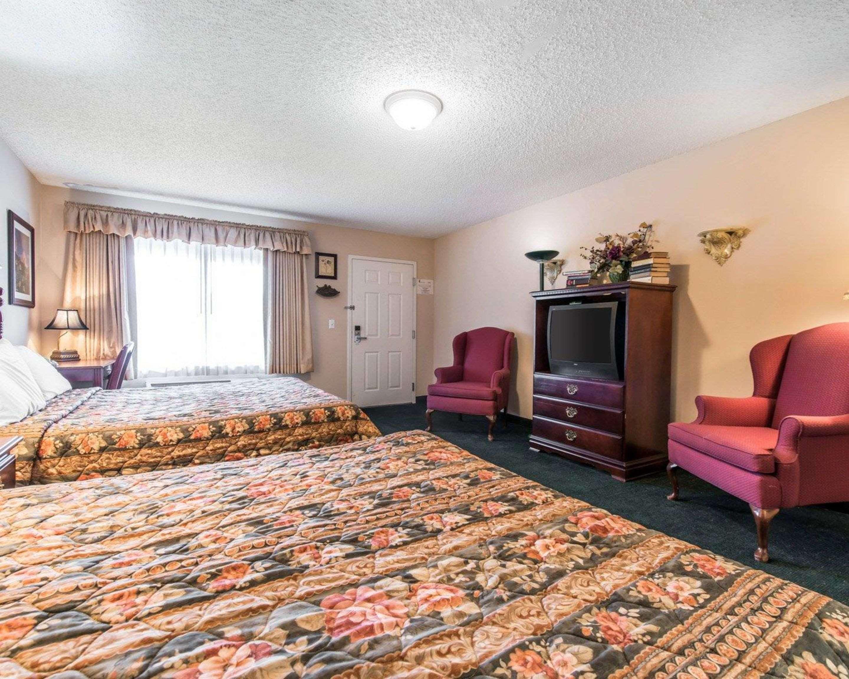 Econo Inn&suites Hotel 2*