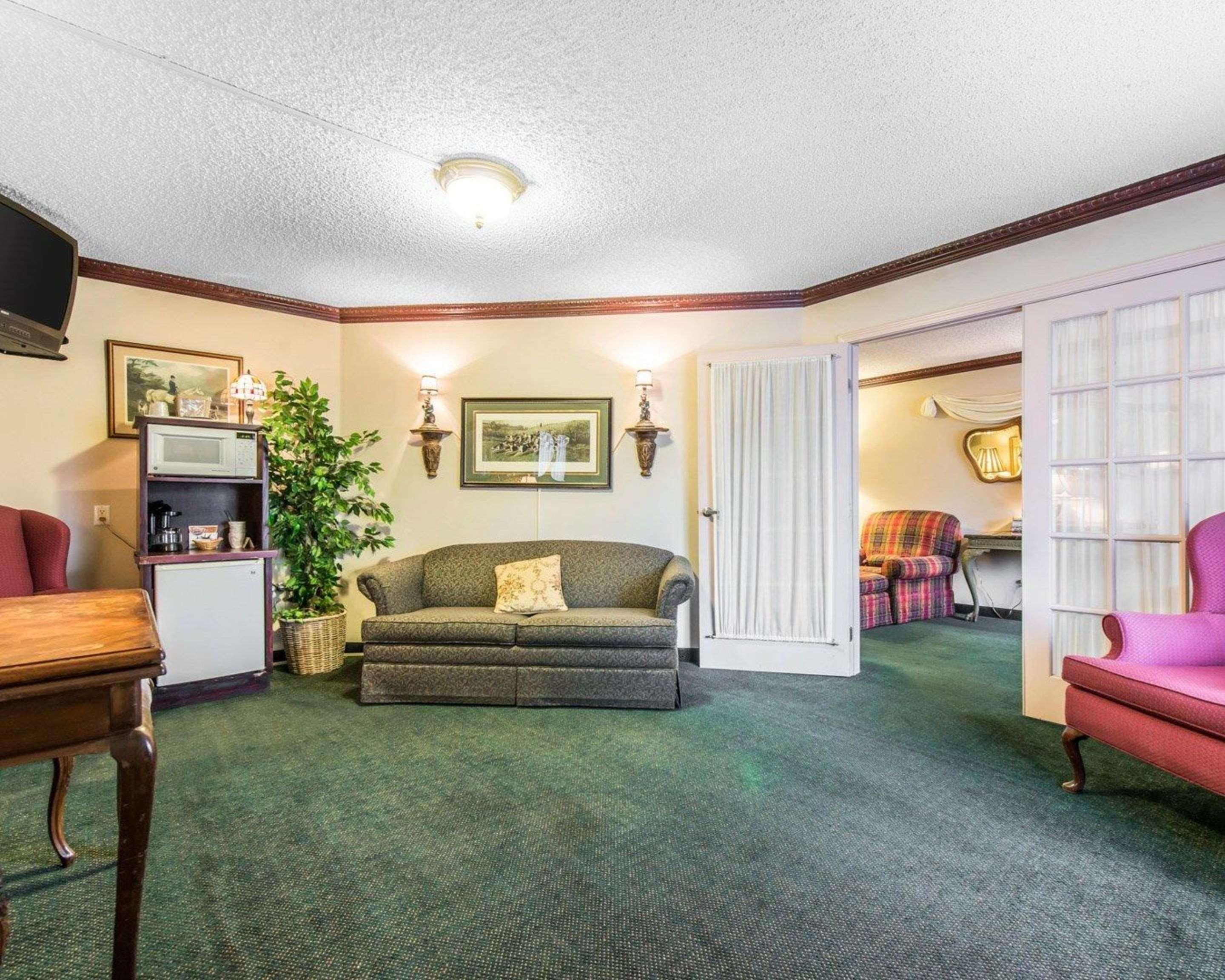 Econo Inn&suites Hotel 2*