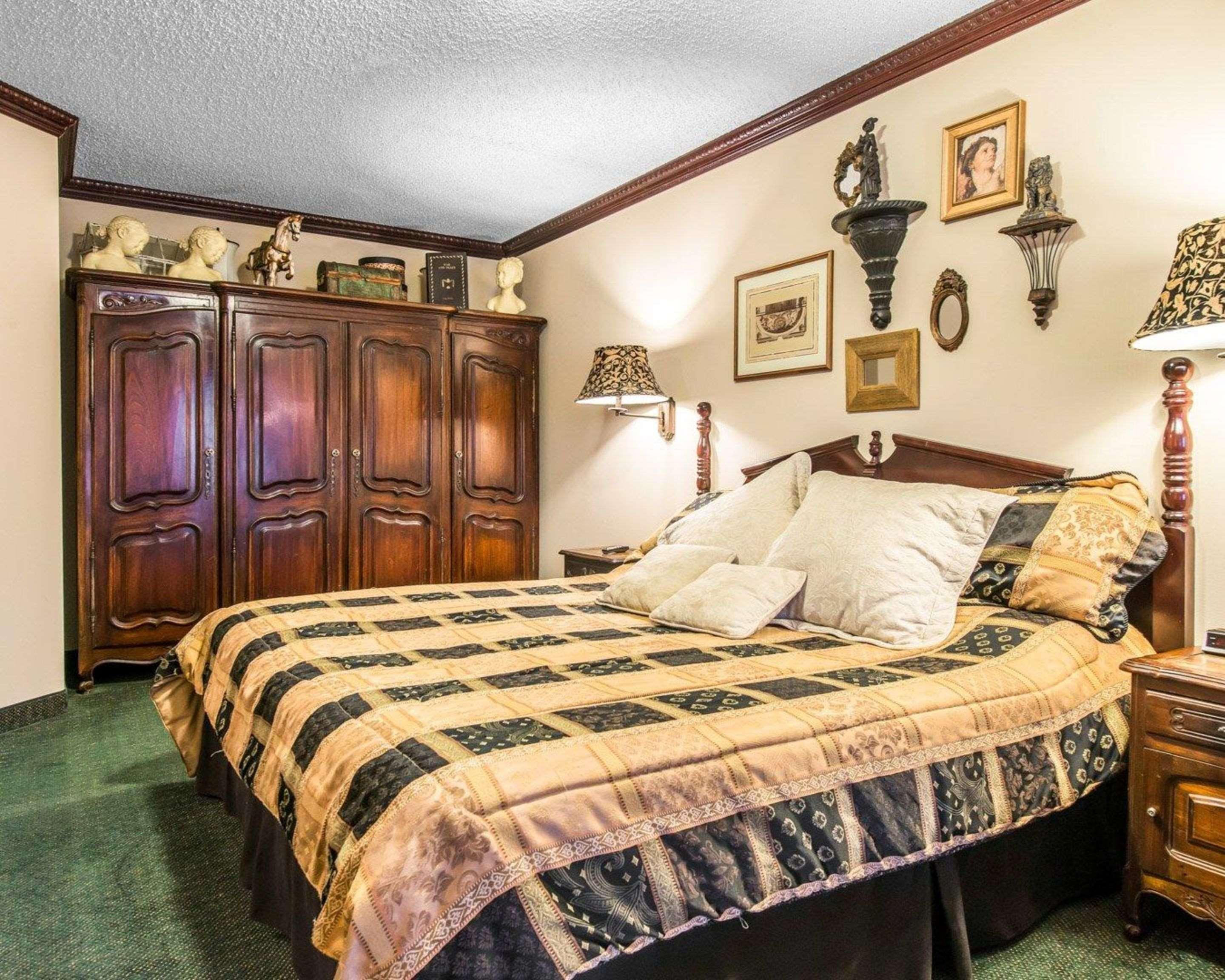 Econo Inn&suites Hotel 2*