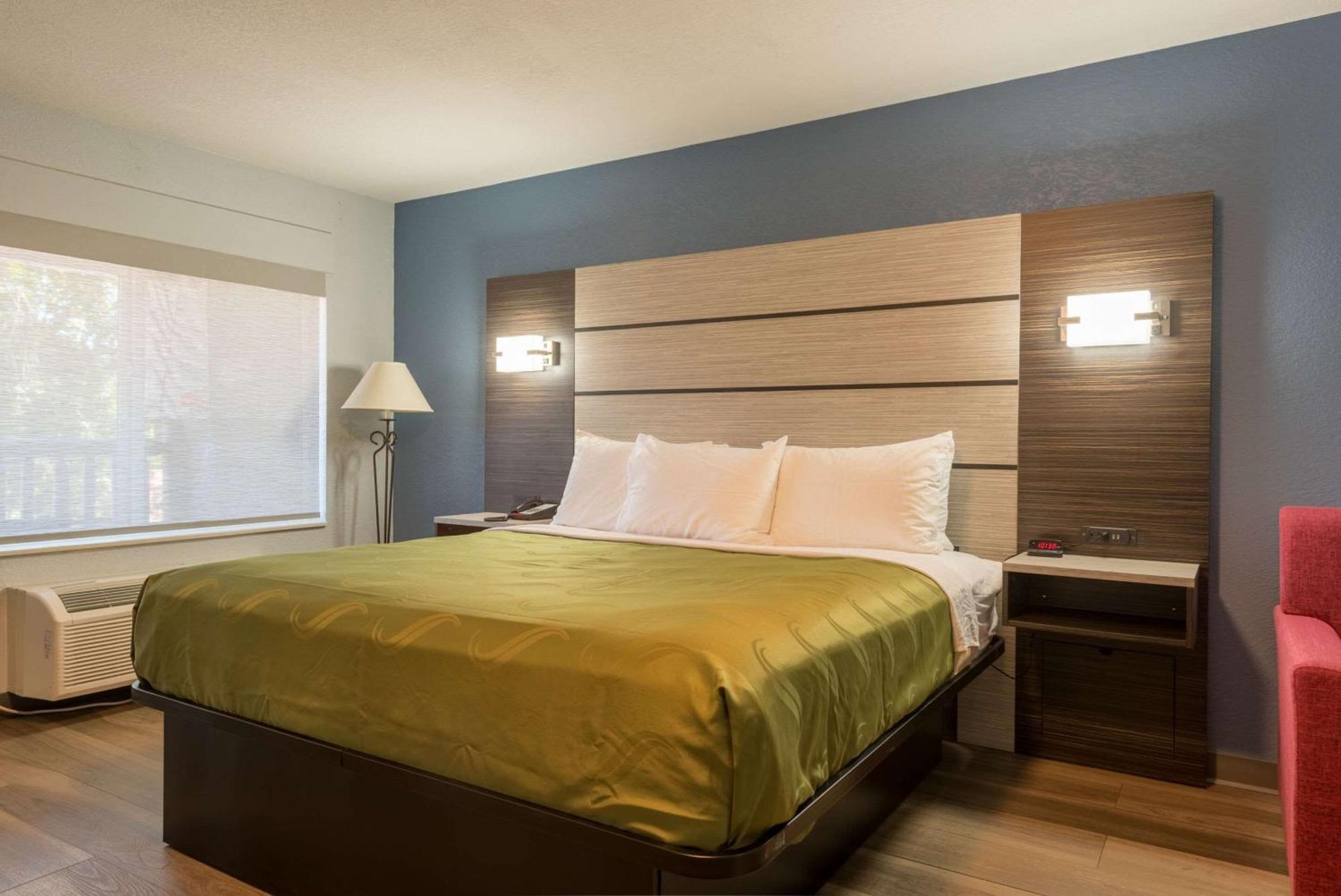 Econo Inn&suites Hotel 2*