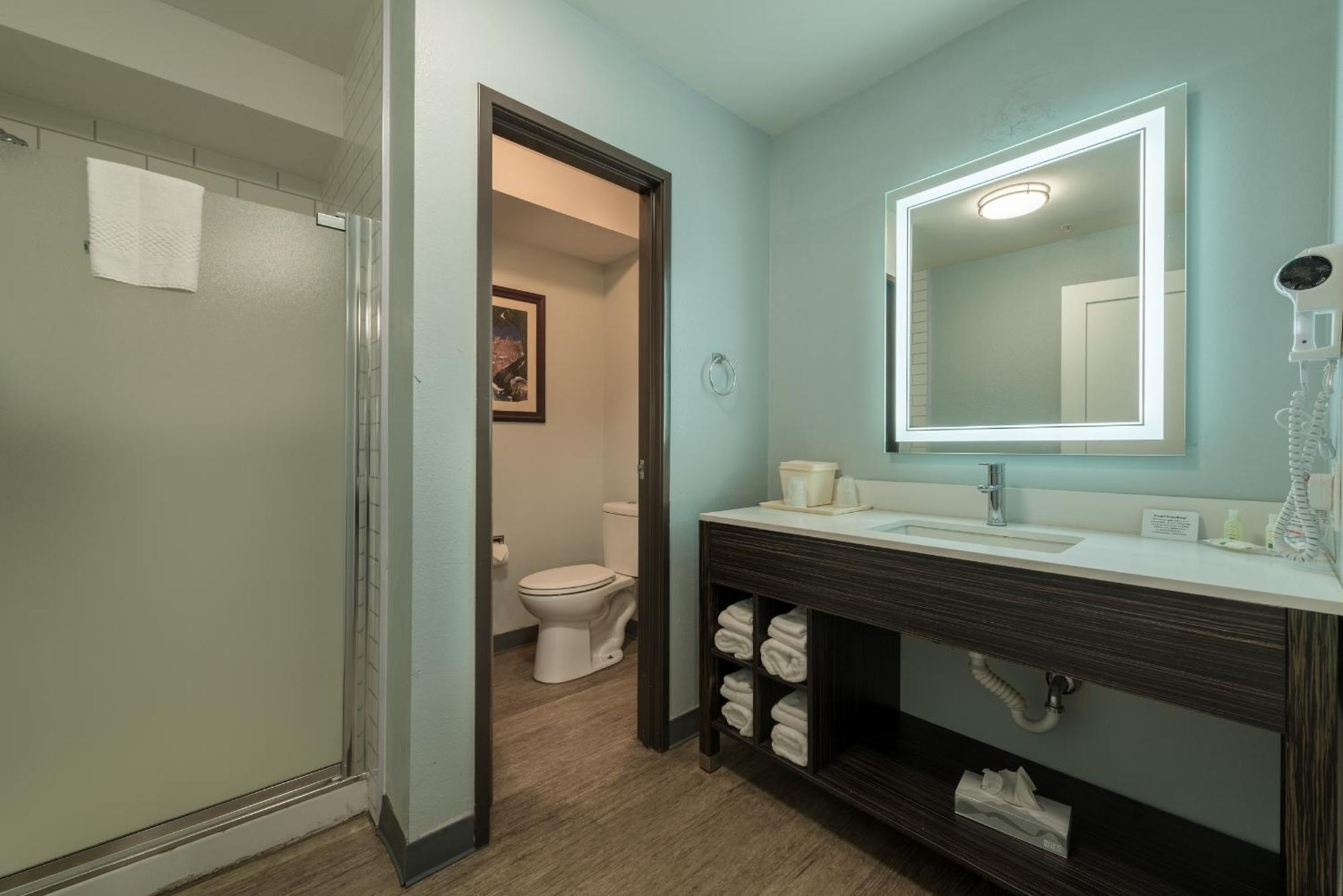 Econo Inn&suites Hotel 2*