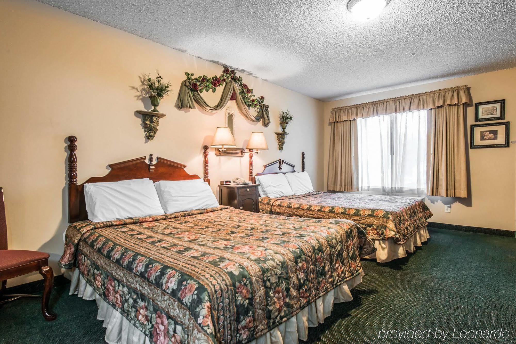 Econo Inn&suites Hotel 2*